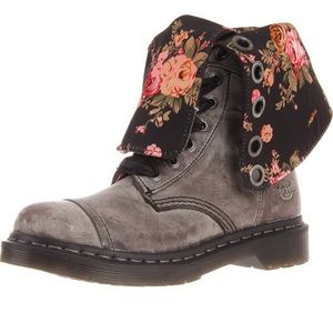 NWOT Dr Martens Triumph 1914 W Boots